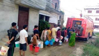 खानेपानीको हाहाकार भएपछि वीरगञ्जमा सेनाद्वारा पानी वितरण